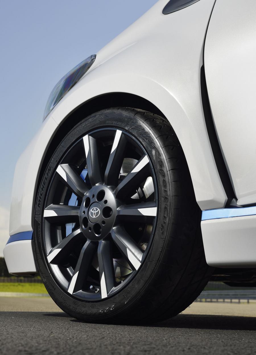 Колеса Toyota Yaris Hybrid-R Concept 2013 года  (фото 1 из 42)